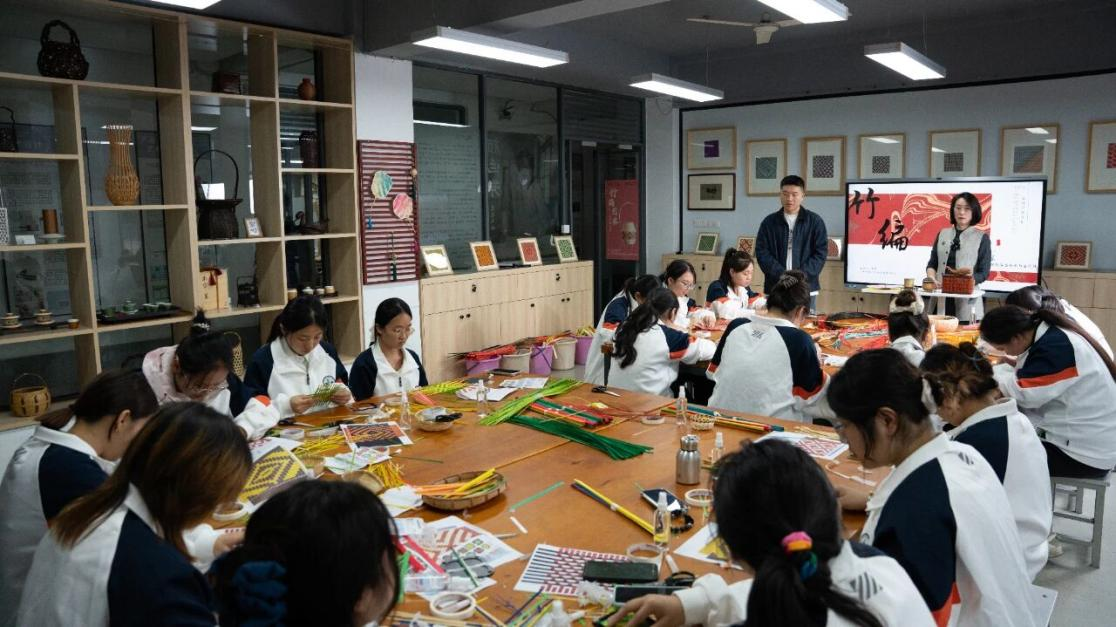 为非遗“添彩”，为青春“赋能”：江苏建院的文化育人新实践